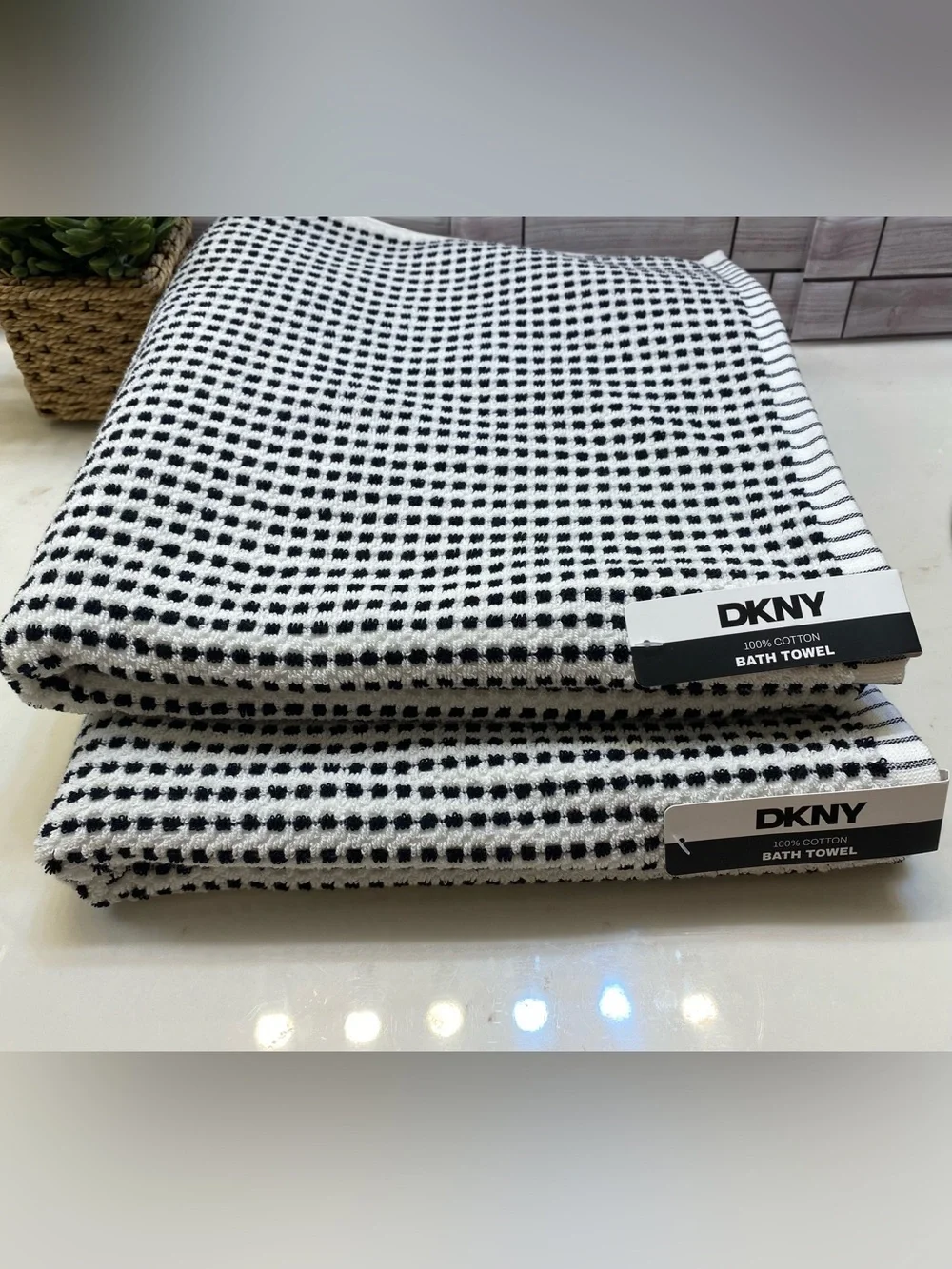 DKNY ❤️(2) Cotton Bath Towel Set Black White Pattern NWT